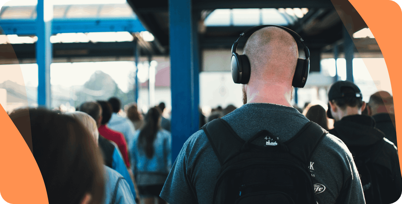 Homme qui écoute une webradio dans la rue