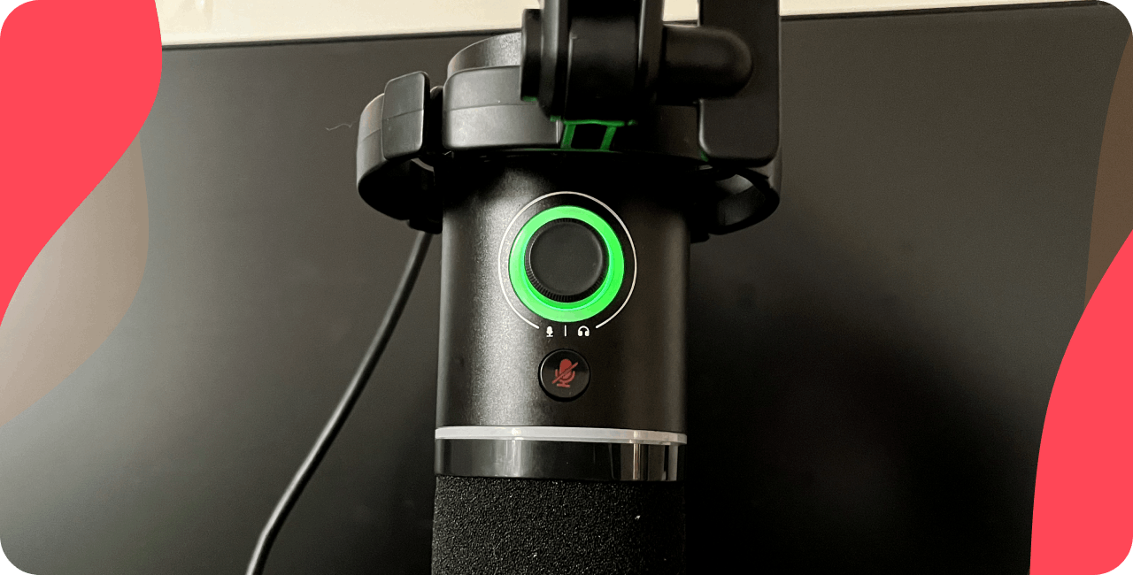 Mute button and dual gain/headphone monitoring knob