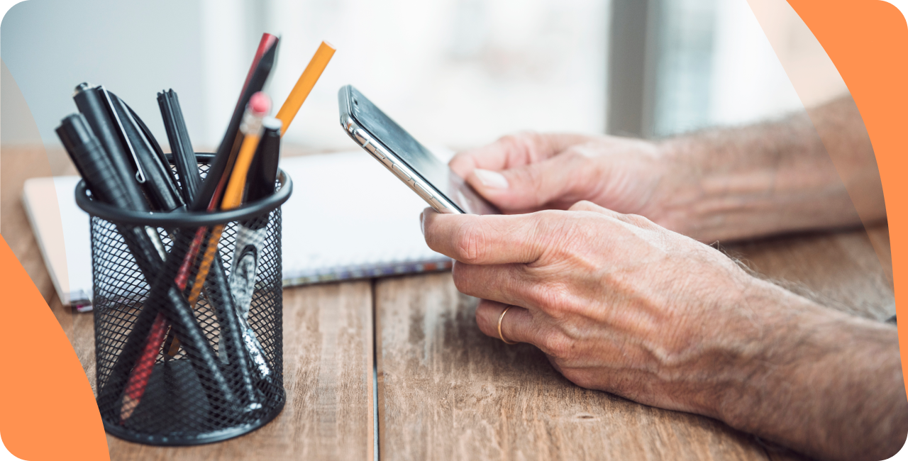 Personne âgée tenant son téléphone